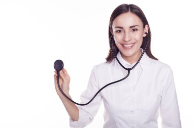 Beyaz elbise içinde genç doktor