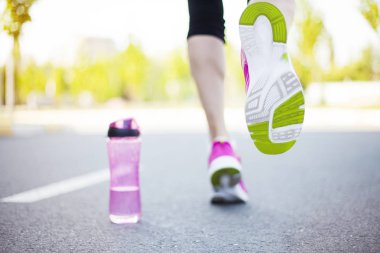 şişe ayaklı kadın runner