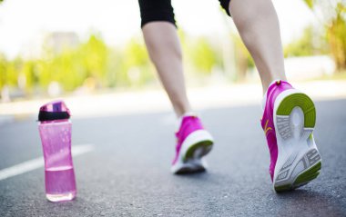 şişe ayaklı kadın runner