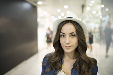 Güzel kadın alışveriş merkezine 