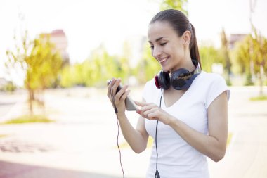 kadın cep telefonu üzerinden müzik dinleme 