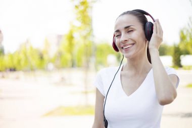 kadın cep telefonu üzerinden müzik dinleme 