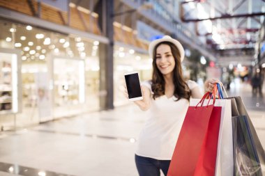 Telefon gösterilen çanta kadınla