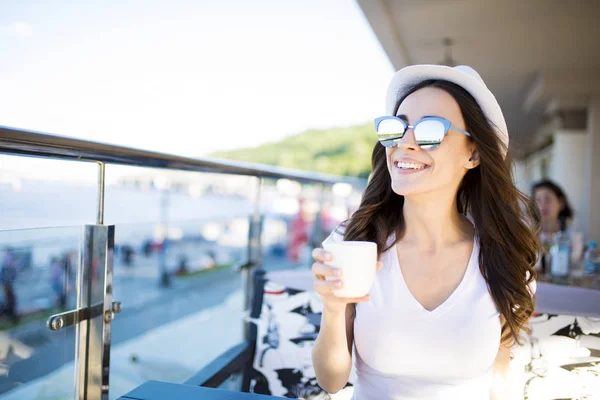 Donna in occhiali da sole bere caffè — Foto Stock