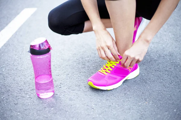 Woman tying laces on shoes — Stock Photo, Image