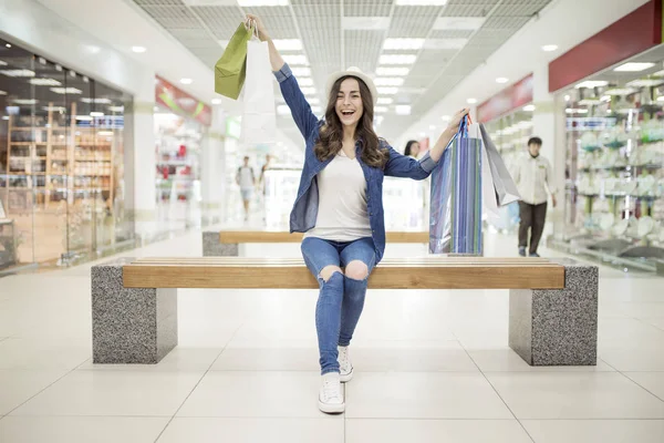 Alışveriş merkezinde bankta oturan kadın — Stok fotoğraf