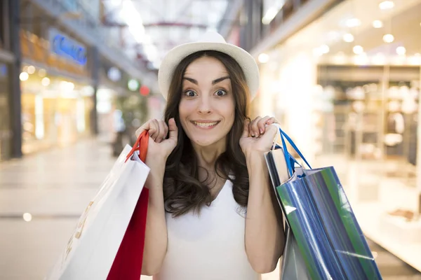 Mulher feliz com sacos de compras — Fotografia de Stock