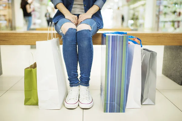 Mulher sentada no banco no shopping — Fotografia de Stock