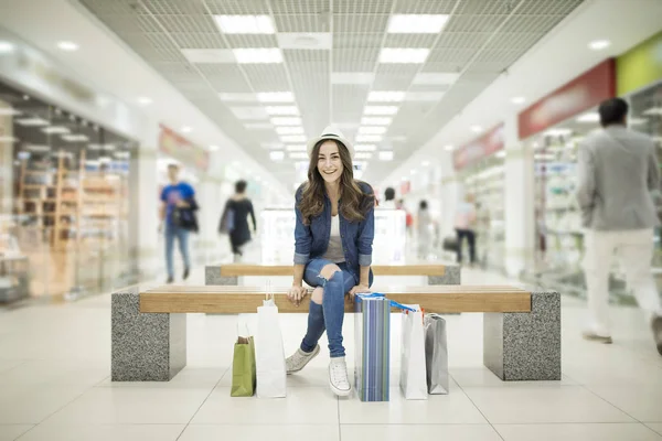 モールでベンチに座っている女性 — ストック写真