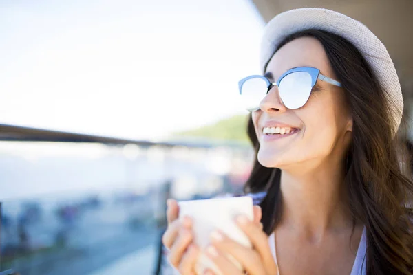 コーヒーを飲みながらサングラスの女 — ストック写真