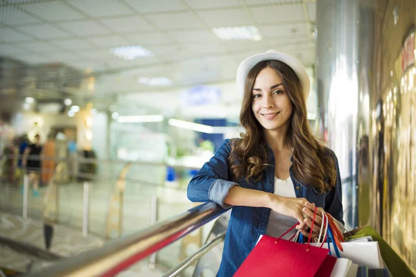 Mulher feliz com sacos de compras — Fotografia de Stock