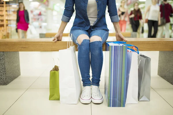 Mulher sentada no banco no shopping — Fotografia de Stock