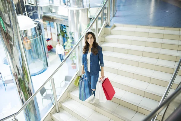 Alışveriş merkezinde alışveriş torbaları kadınla — Stok fotoğraf