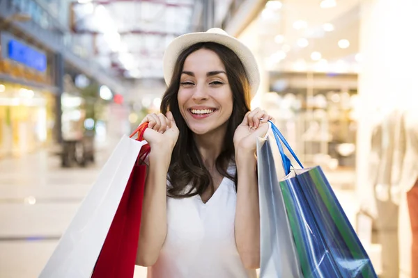 Szczęśliwa kobieta z torbami na zakupy — Zdjęcie stockowe