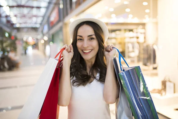 Boldog nő bevásárló táskákkal — Stock Fotó