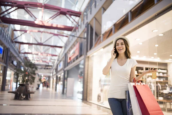 Kadın telefonda konuşurken ile