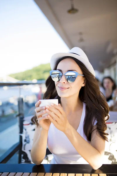 Donna in occhiali da sole bere caffè — Foto Stock