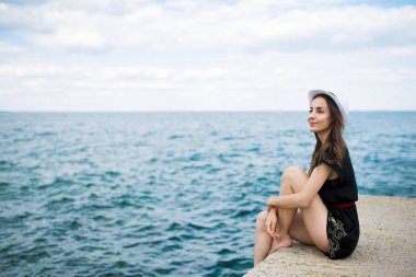 Rıhtımda genç güzel kadın