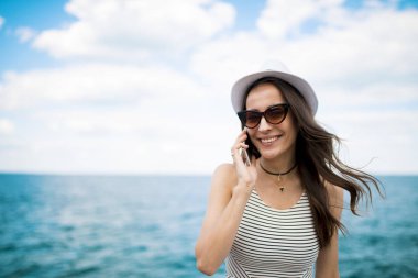 kadın telefonla konuşuyor