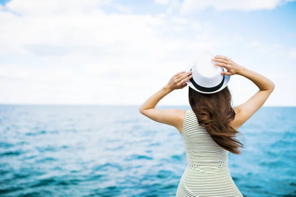Vista posteriore della donna in cappello sul molo — Foto Stock