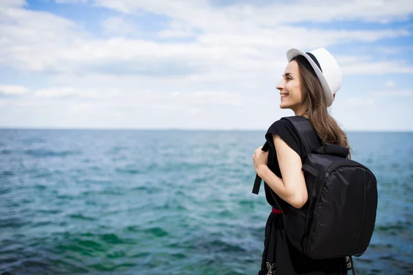 Giovane bella donna sul molo — Foto Stock