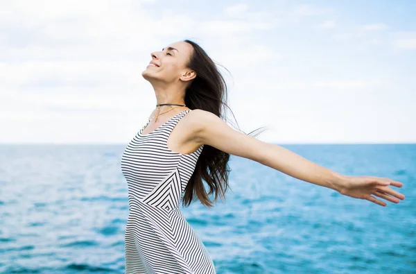 Gioiosa giovane donna sul molo — Foto Stock