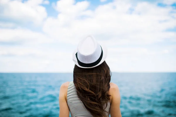 Vista posteriore della donna in cappello sul molo — Foto Stock
