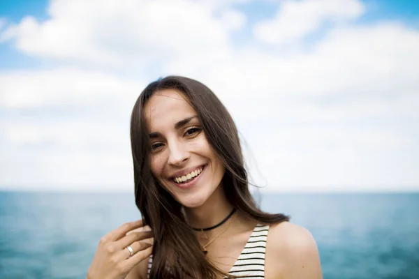 Joven feliz mujer de vacaciones —  Fotos de Stock