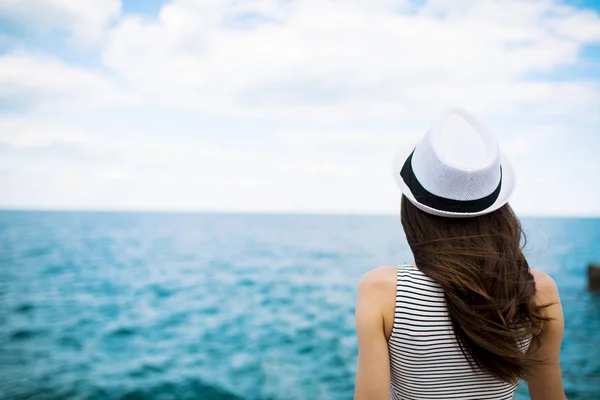 Vista posteriore della donna in cappello sul molo — Foto Stock