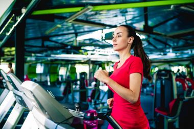 koşu bandında egzersiz kadın