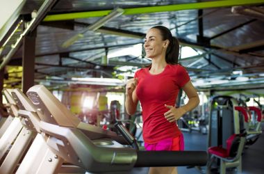 koşu bandında egzersiz kadın 