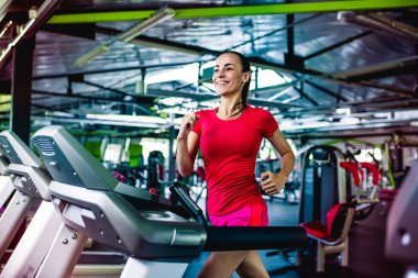 koşu bandında egzersiz kadın 