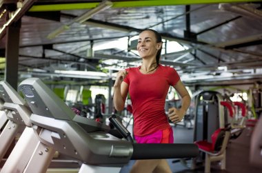 koşu bandında egzersiz kadın 