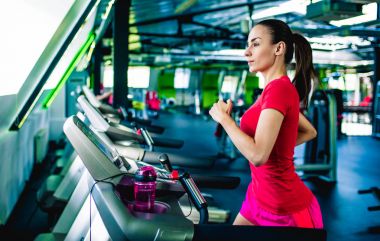 koşu bandında egzersiz kadın 