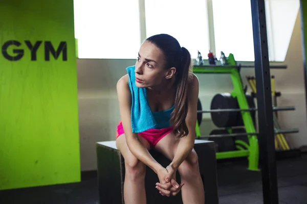 Femme assise au gymnase Crossfit — Photo