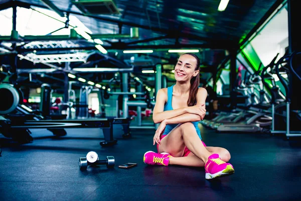 Femme au repos après l'entraînement de remise en forme — Photo