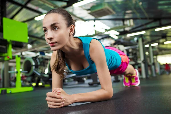 체육관에서 운동하는 여자 — 스톡 사진