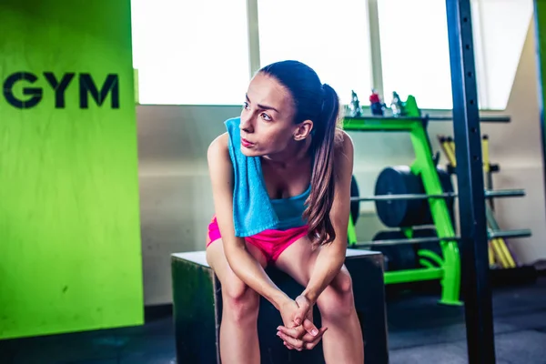 Crossfit 체육관에 앉아 여자 — 스톡 사진