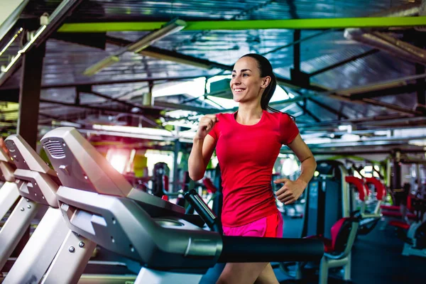 koşu bandında egzersiz kadın 