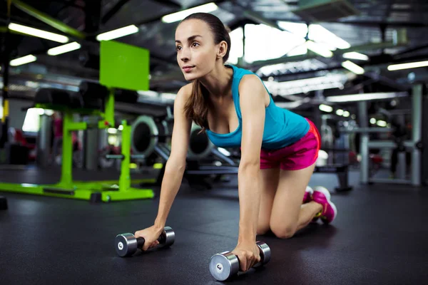 Femme faisant de l'exercice avec haltères — Photo