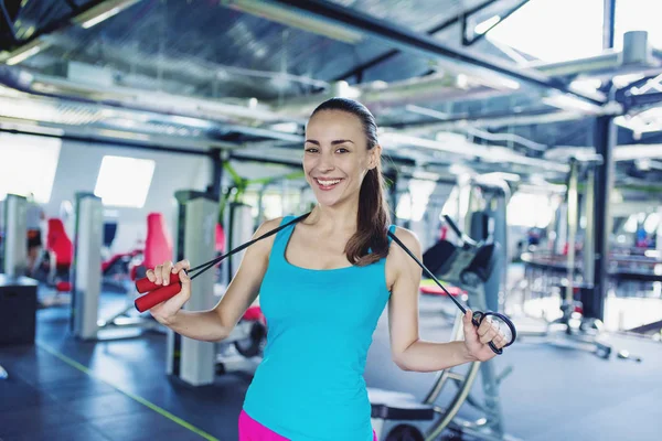 Spor salonunda egzersiz yapan bir kadın. — Stok fotoğraf