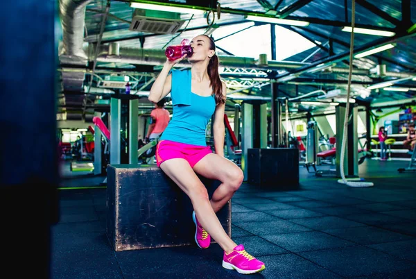 Woman drinking  water after training — Stock Photo, Image