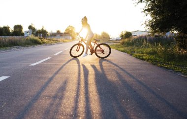 Bisiklet süren kadın