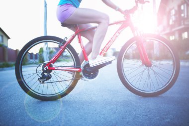 Bisiklet süren kadın