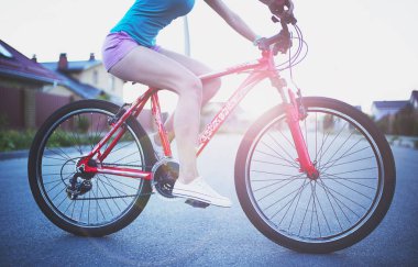 Bisiklet süren kadın