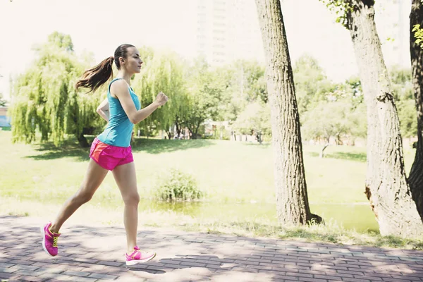 Žena jogging v parku — Stock fotografie