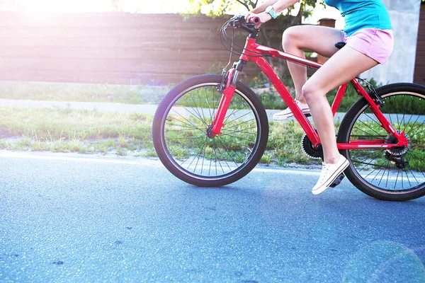 Mulher desportiva andar de bicicleta — Fotografia de Stock