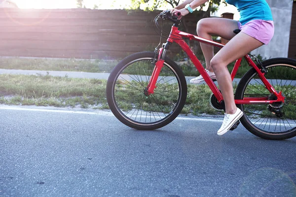 Mulher desportiva andar de bicicleta — Fotografia de Stock