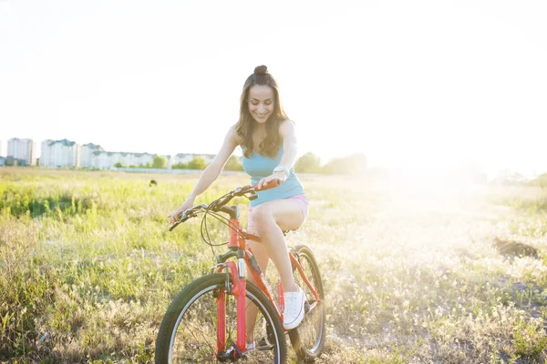 Спортивная женщина на велосипеде — стоковое фото