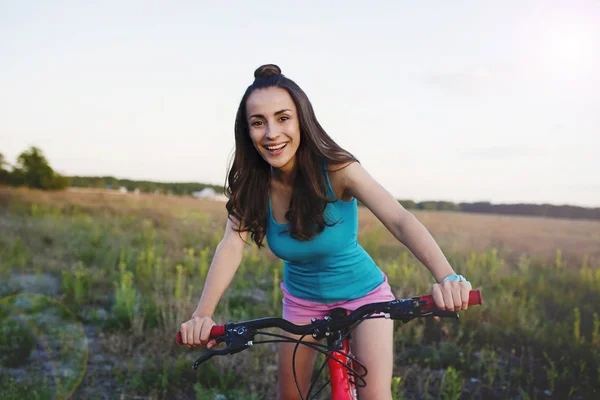 Sportif kadın binicilik bisiklet — Stok fotoğraf